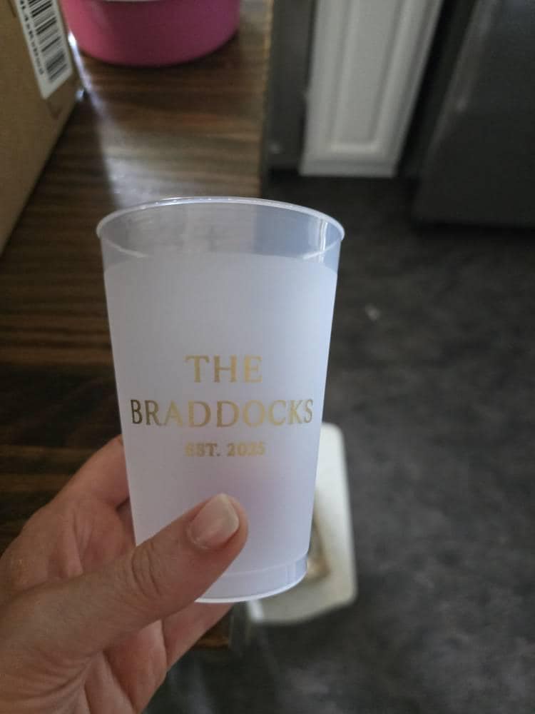Personalisierte Hochzeitsbecher, Hochzeitsgeschenke, Modernes Hochzeitsdekor, Minimalistische Hochzeit, Verlobungsfeier, Hochzeitsmonogrammbecher