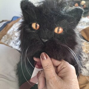 手作りのリアルな黒猫のぬいぐるみ：ペルシャ猫愛好家へのプレゼント