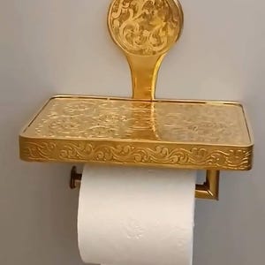 Maak van je toilet een stijlvolle ruimte Met de Toiletrolhouder Riet met vak voeg je direct sfeer én gemak toe ✨ Niet alleen ruimte voor je toiletrol, maar ook een handig