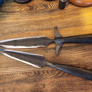 本物のバイキング時代の槍の先端のレプリカ。炭素鋼から手鍛造され