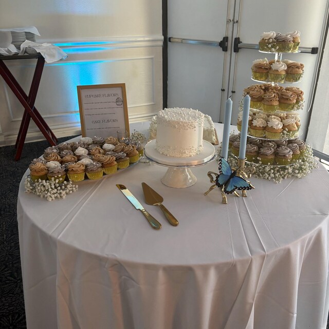 カップケーキとケーキスタンド 6、5、または4段 大型カップケーキ