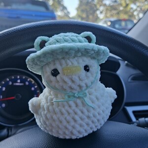カエルの帽子をかぶったアヒルのぬいぐるみ（かぎ針編み）：手作り