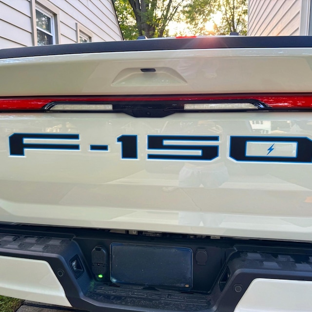 Letras 3D Para Parrilla TRASERA De Camión - Compatible Con Ford Lightning 2022+ | Color Azul Claro Y Negro