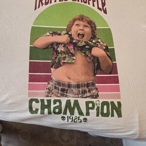 グーニーズTシャツ：トリュフシャッフルチャンピオン - 80年代レトロ