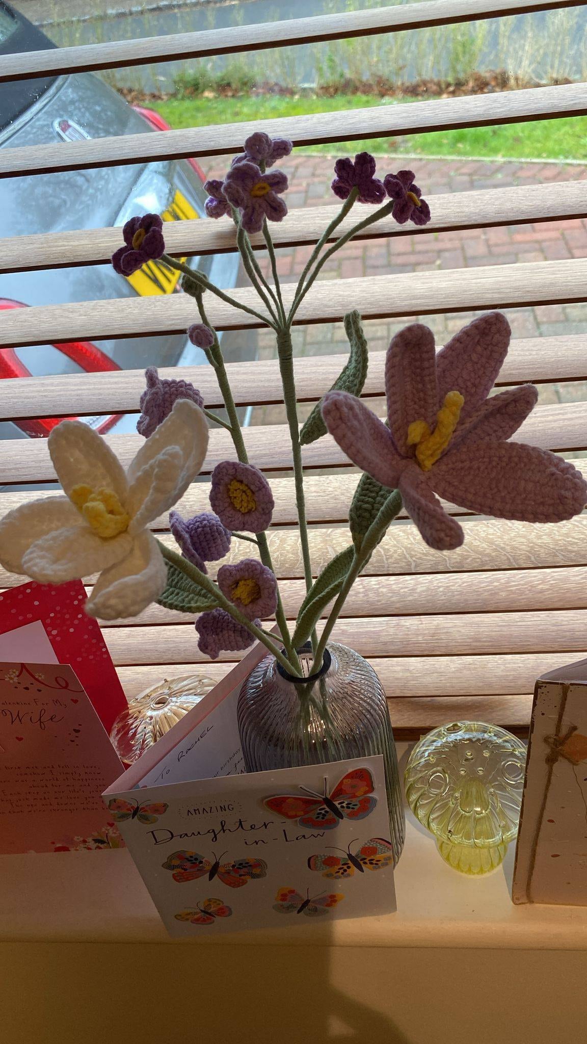 Gehäkelter Blumenstrauß, Tulpe, Rosa, Weiß, Lila, Blau, ewig, Abschluss, Geburtstag, Geschenk für Freundin, Schwester, Freundin, Liebe, Ostern