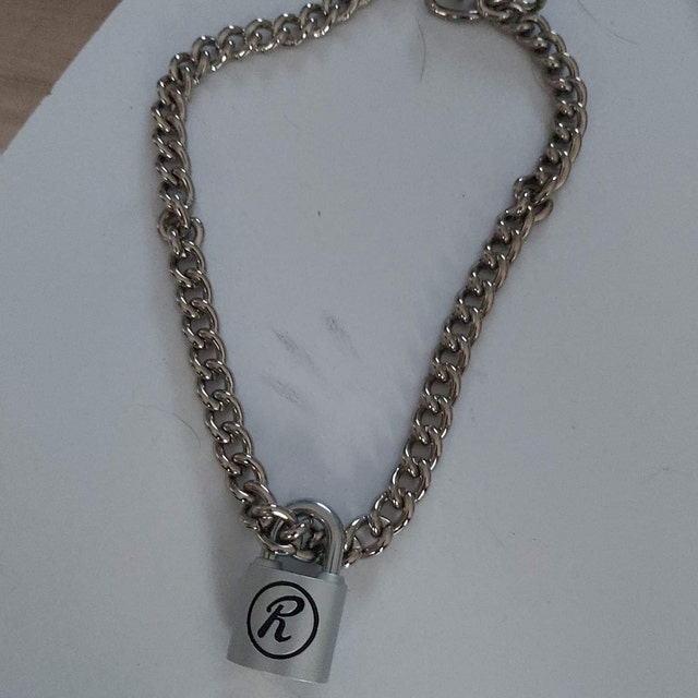 オリジナルのシド・ヴィシャス「R」南京錠とチェーンのネックレス。2