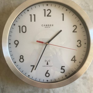 Orologio Da Parete Cander Berlin MNU 3030 - Silenzioso, 30.5 Cm, Alluminio Bianco - Ora Automatica Via Radio