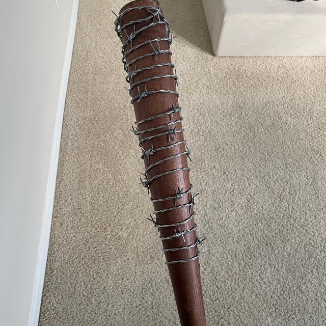 Original Cup Lucille | Bate de béisbol | The Walking Dead | Negan | Serie | Ultra Realista y Resistente | Poliestireno | Accesorio de Terror | Fiesta | Halloween | 100% Divertido