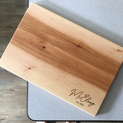 Tabla De Cortar De Madera Grabada Con Láser FREEBLOSS - Regalo De Boda O Aniversario | 28x21.5 Cm | Doble Cara Decorativa Y Práctica