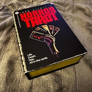 Tarot de terror de The Unemployed Philosophers Guild Todd Alcott's - Baraja con ilustraciones inspiradas en la literatura macabra y la cultura pop espeluznante, juego en caja con 78 cartas