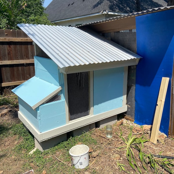 Small Flock Chicken Coop Plans - Simple, Strong and Easy to Make With ...