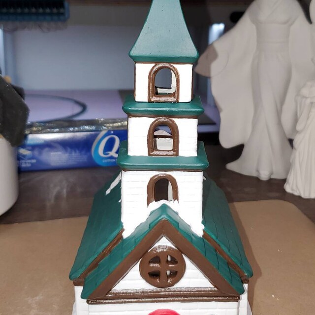 Holiday Time SHIRE CHURCH Ready to Paint Holiday Christmas Village Colorbök  52418 