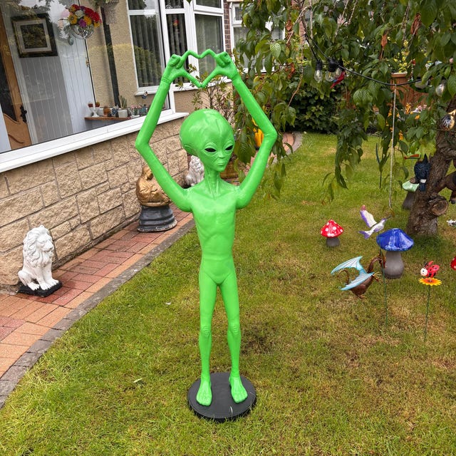 Green Alien Sculpture: Indoor/outdoor Aluminum Sci-fi Statue - Etsy