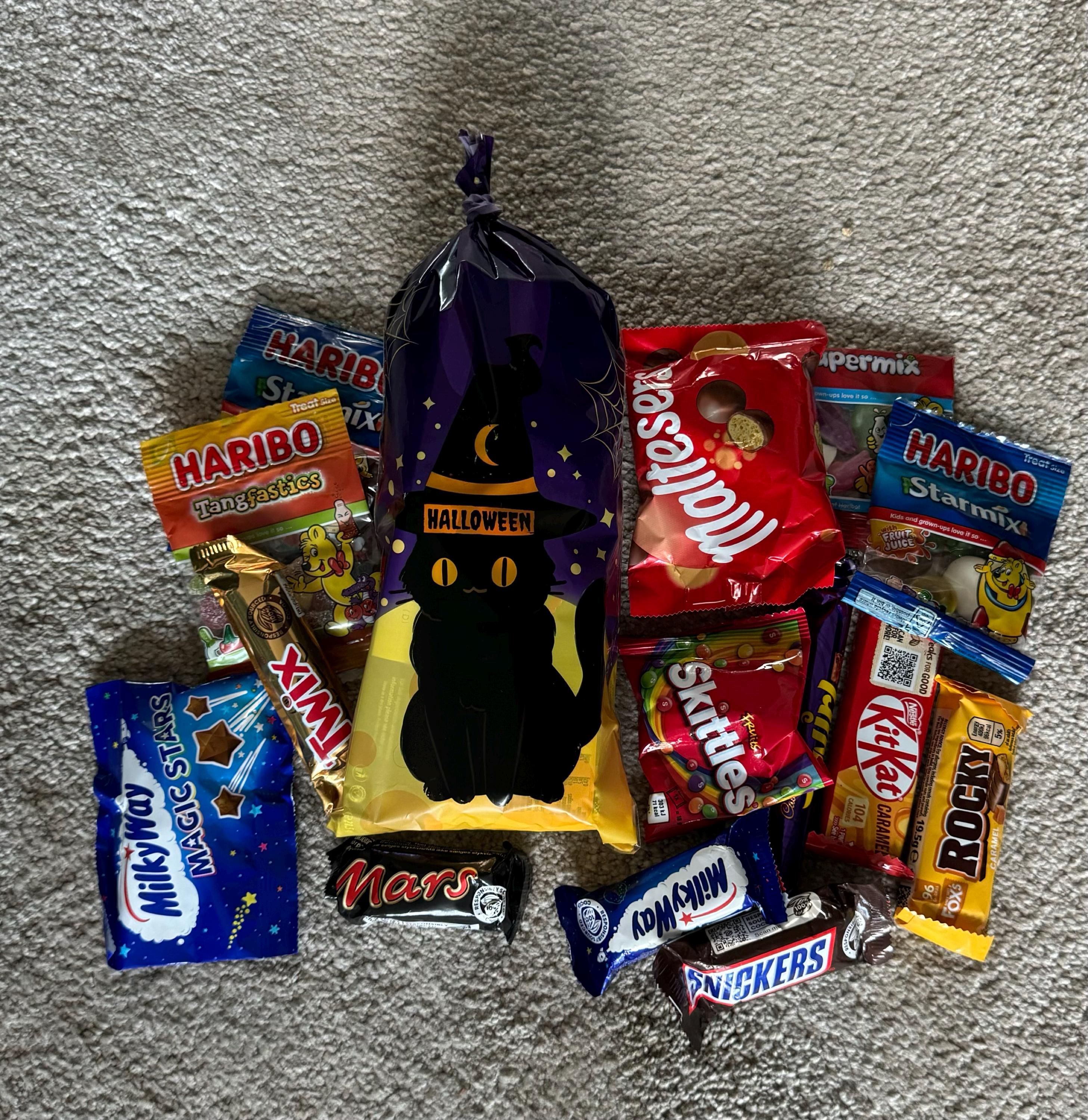 Halloween dark pumpkin wizard mixed sweet bags. Ties included. 12.5cmx27.2cm Pack of 10, 25, 50 or 100. FREE UK DELIVERY