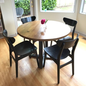 Round Farmhouse Table dining Table in Reclaimed Wood and Steel