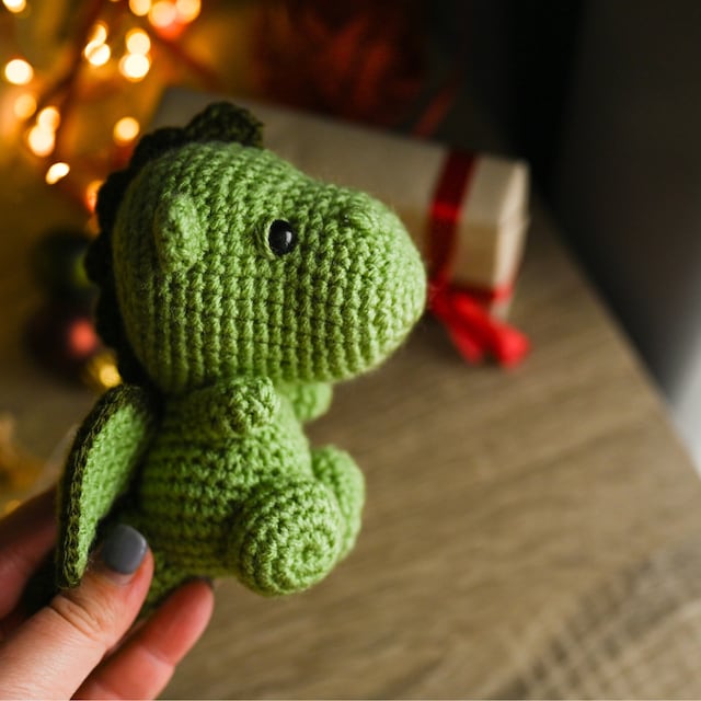 パターン: デズモンド ドラゴン - かぎ針編みのドラゴン パターン