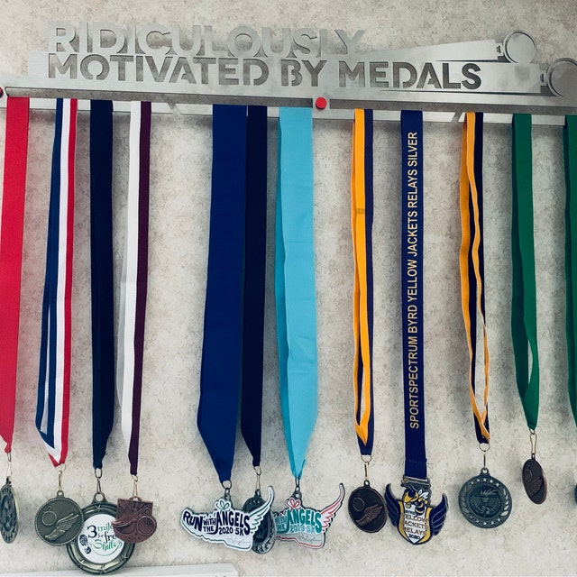 Qthrone Porte Medaille & Dossards la Course - Cintre de Médaille & Dossards  de Coureur - Running Medal & Bibs Display Holder : : Sports et  Loisirs