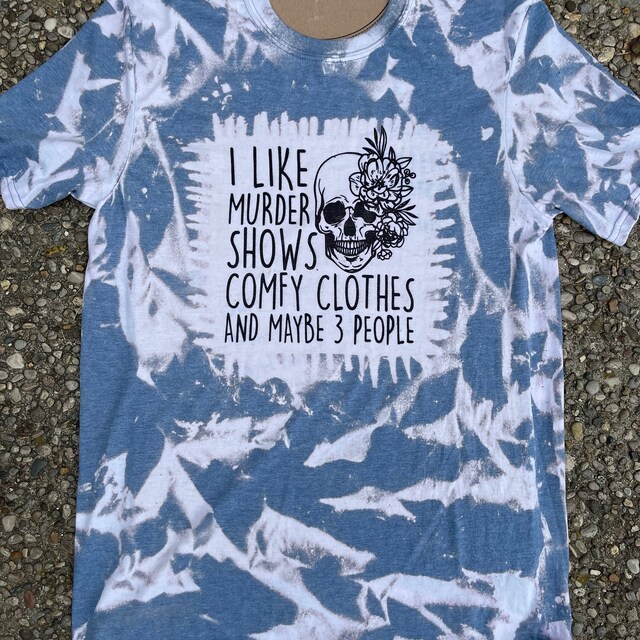 I Like Murder Shows Comfy Clothes And Maybe 3 People Tee – Peachy Sunday
