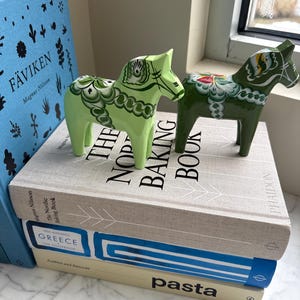 手作りのダーラ馬の置物：スウェーデンの民芸品 - Etsy 日本