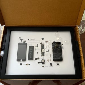 IPhone 5分解アート（額装済み）：テクノロジー好きへのギフト（A3
