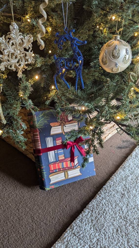 Literary Christmas Books Luxury Wrapping Paper - Hand Drawn Books and Ribbons Gift Wrap - Traditional Festive Style Book Lover Readers Gifts