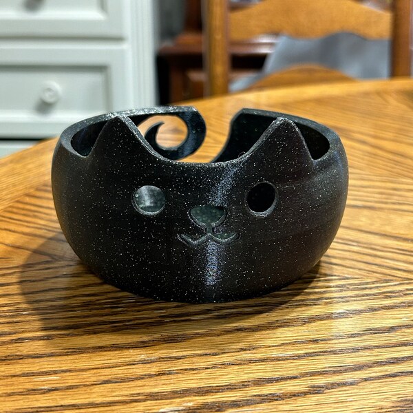 Statue Cat Yarn Bowl For Crocheting – Hand-Carved Resin Yarn Holder, Cat Tail Guide, Knitting Gift