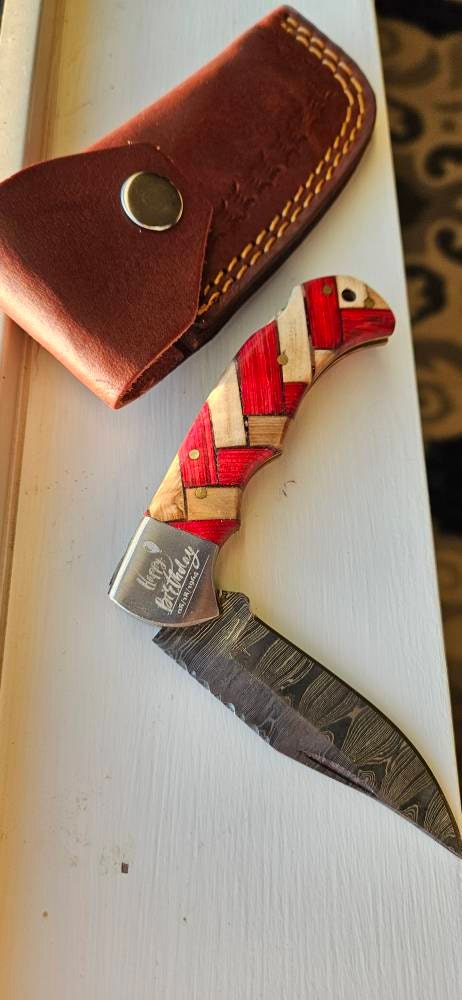 Handgemachtes Damast-Taschenmesser mit Olivenholzgriff, Geburtstagsgeschenk, Klappmesser, Bräutigamsmann-Geschenk, Jahrestag, Hochzeit, personalisiertes Geschenk für Männer