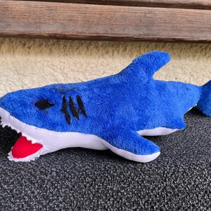 サメのぬいぐるみ - PDF 縫製パターン - サメ好きの人のために