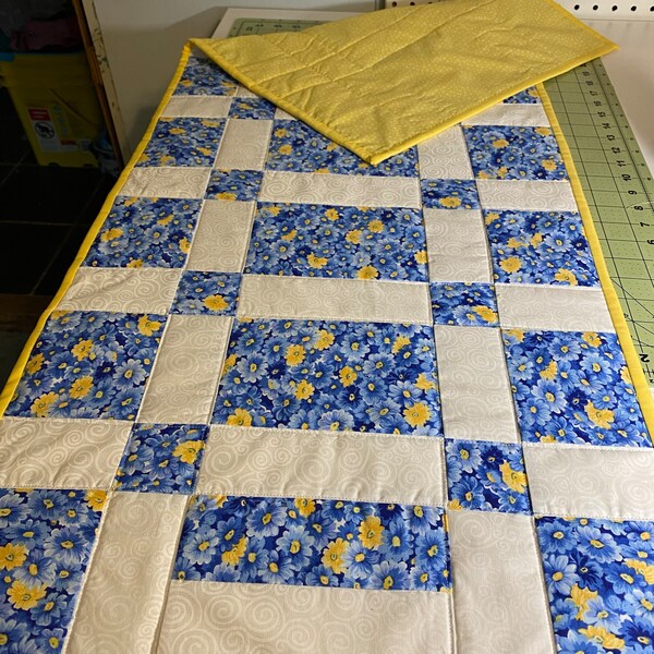 Sidewalks and Squares Quilted Table Runner - Tulip Square Pattern #552 ...