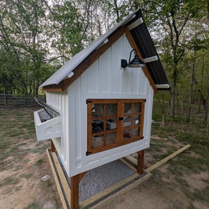 B&B Chicken Coop Plans: Farmhouse Style, 8-15 Chickens (instant