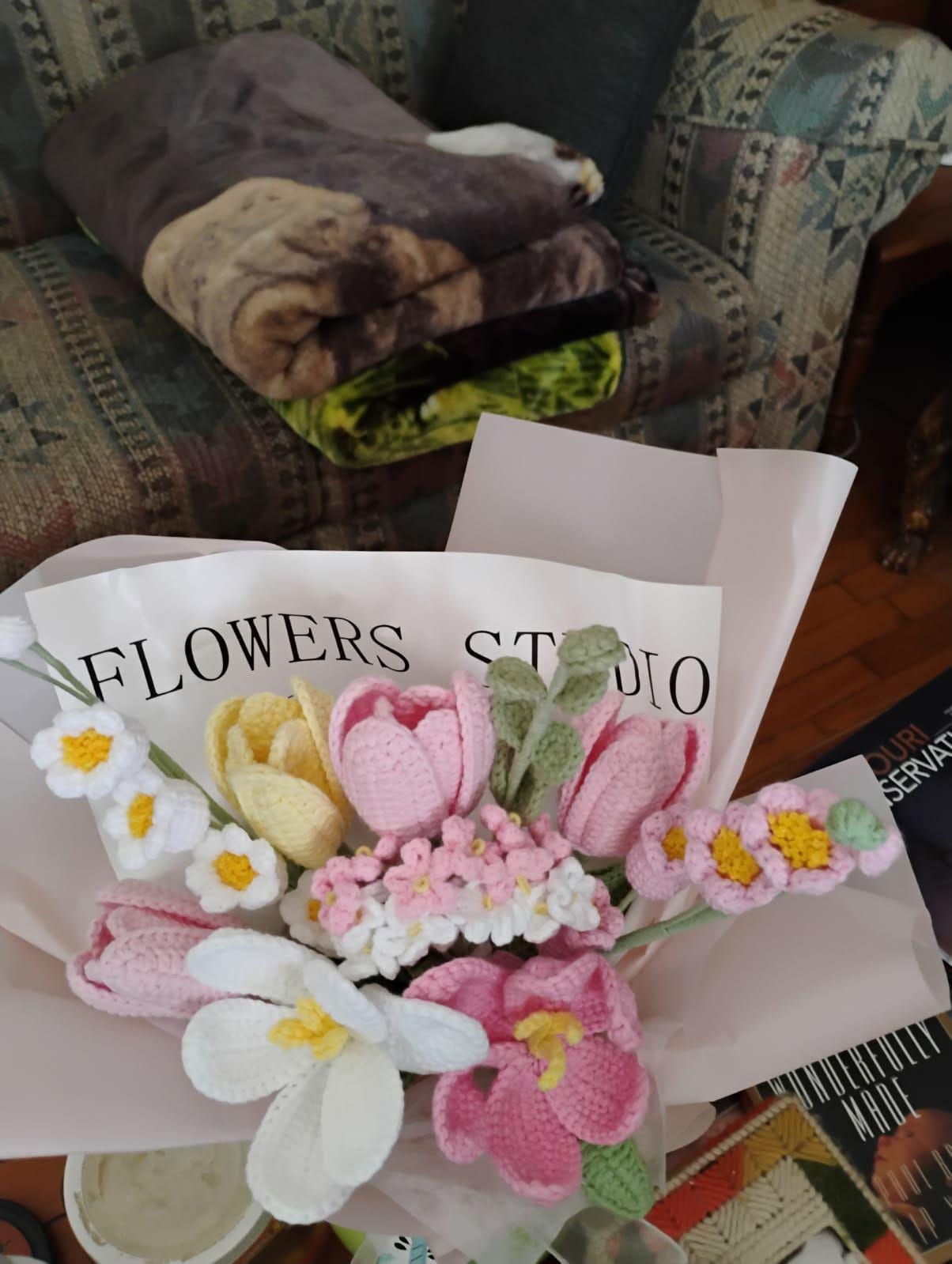 Gehäkelter Blumenstrauß, Tulpe, Rosa, Weiß, Lila, Blau, ewig, Abschluss, Geburtstag, Geschenk für Freundin, Schwester, Freundin, Liebe, Ostern