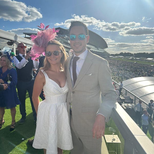 SD28A Arancione – Cappello Sinamay a tesa larga con fiocco Jumbo – Kentucky Derby / Royal Ascot / Matrimonio / Garden Party / Pasqua / Cappello personalizzato - Italia