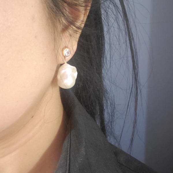 Intaglio Pearl Cluster Drop Gold Earrings main image 1