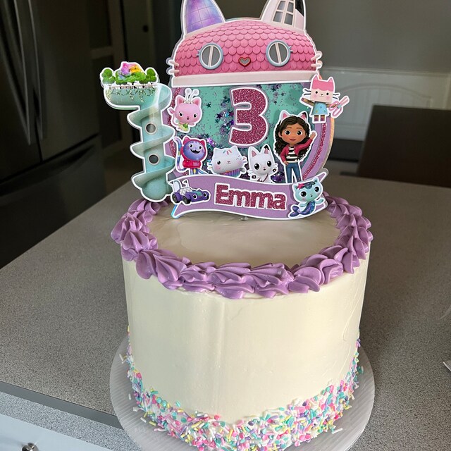 Votre enfant est fan de Gabby et la maison magique? Commandez un gâteau  d'anniversaire décoré avec cette série TV
