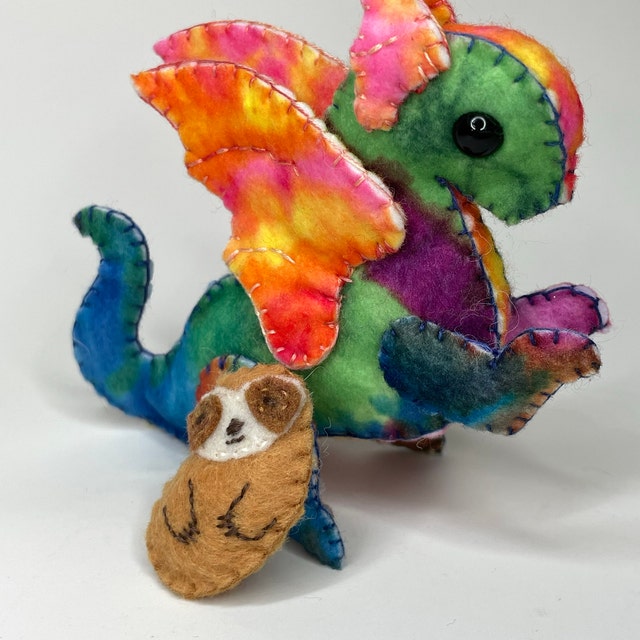 ベビードラゴン。フェルト製のぬいぐるみの型紙と作り方ガイド