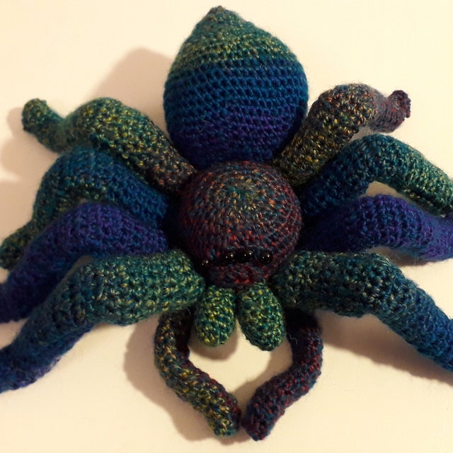 あみぐるみ　編物　クモ　蜘蛛　タランチュラ　ハンドメイド　かぎ針　毛糸　手芸 かぎ針編みパターン。あみぐるみクモ。青いタランチュラ。DIYかぎ針