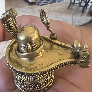 Shiva Lingam de latão com Trishul & Naga Shivling para adoração
