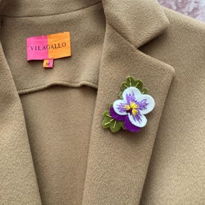ブローチ　k18 シッポウ　パンジー パンジーのブローチ、手刺繍フェルト製ビオラのブローチ、各種カラー