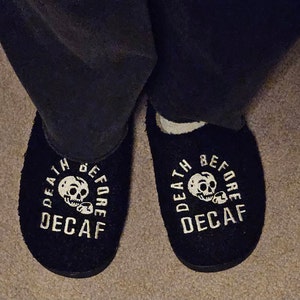 Pantuflas Death Before Decaf de Pyknic: cómodas y cálidas
