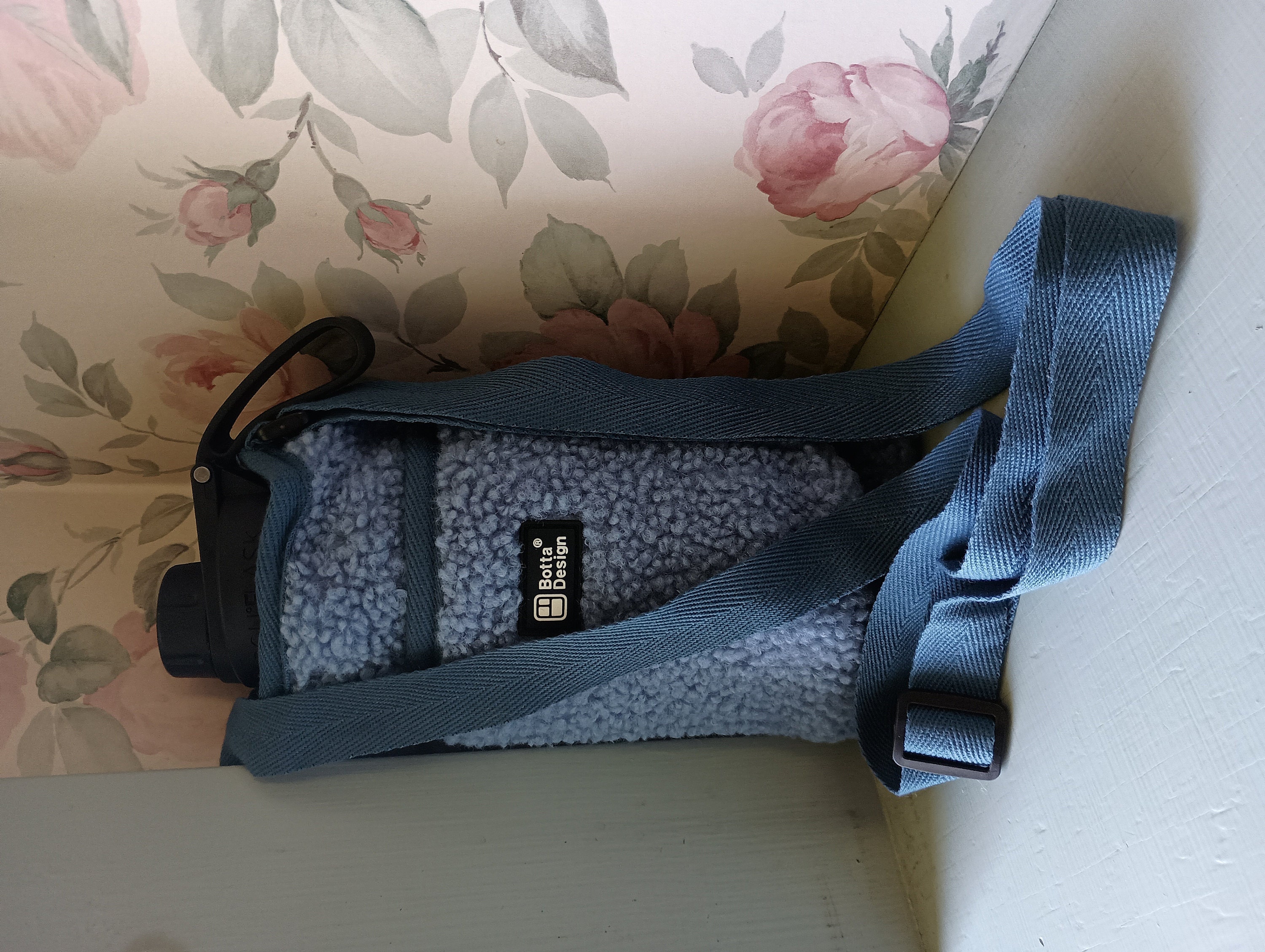 Wasserflaschenhalter, Umhängetasche, flauschige Plüsch-Schultertasche mit verstellbarem Riemen und Vordertasche