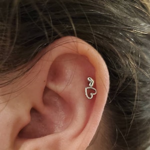 Piercing per Cartilagine Trago con Rosa a Forma di Cuore a Barretta