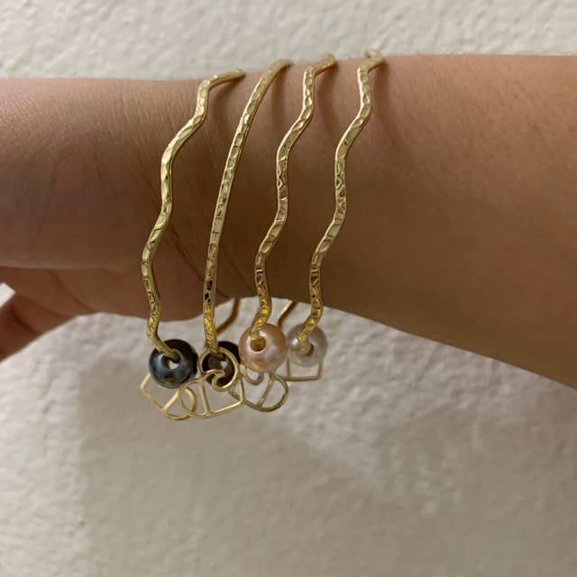 Wavy Bangle With Heart Wave Charm and Gray Black Shell Pearl Wavy Bangle With Heart Wave Charm and Gray Black Shell Pearl