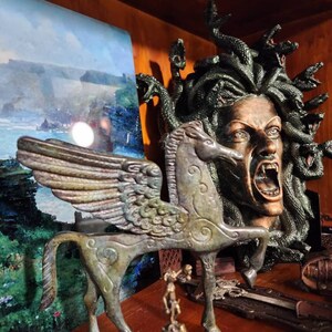 ブロンズ製ペガサス像、古代ギリシャの翼のある馬の彫刻、本物の 