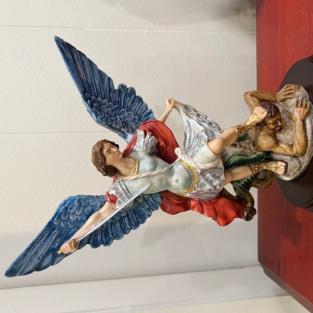 大理石と樹脂で作られた聖ミカエル大天使像。イタリアの職人による手