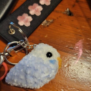 超ソフトなかぎ針編みのベビーインコキーホルダー | かぎ針編みの