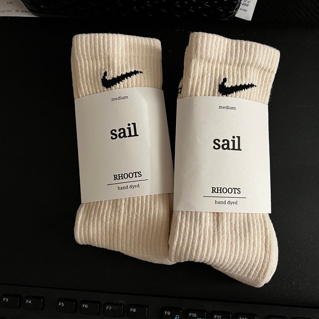 Chaussettes Nike Dri-Fit teintes à la main nude/neutre de RHOOTS