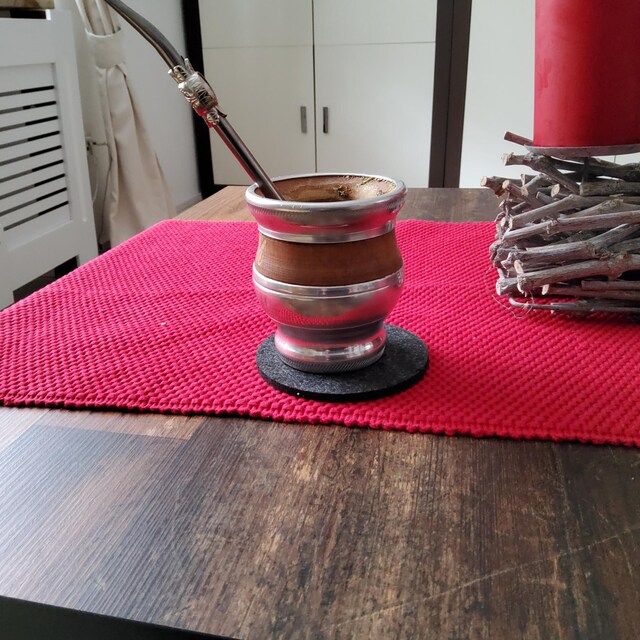 伝統的なアルゼンチンのマテ茶カップ、アルガロボの木材で手作りされ