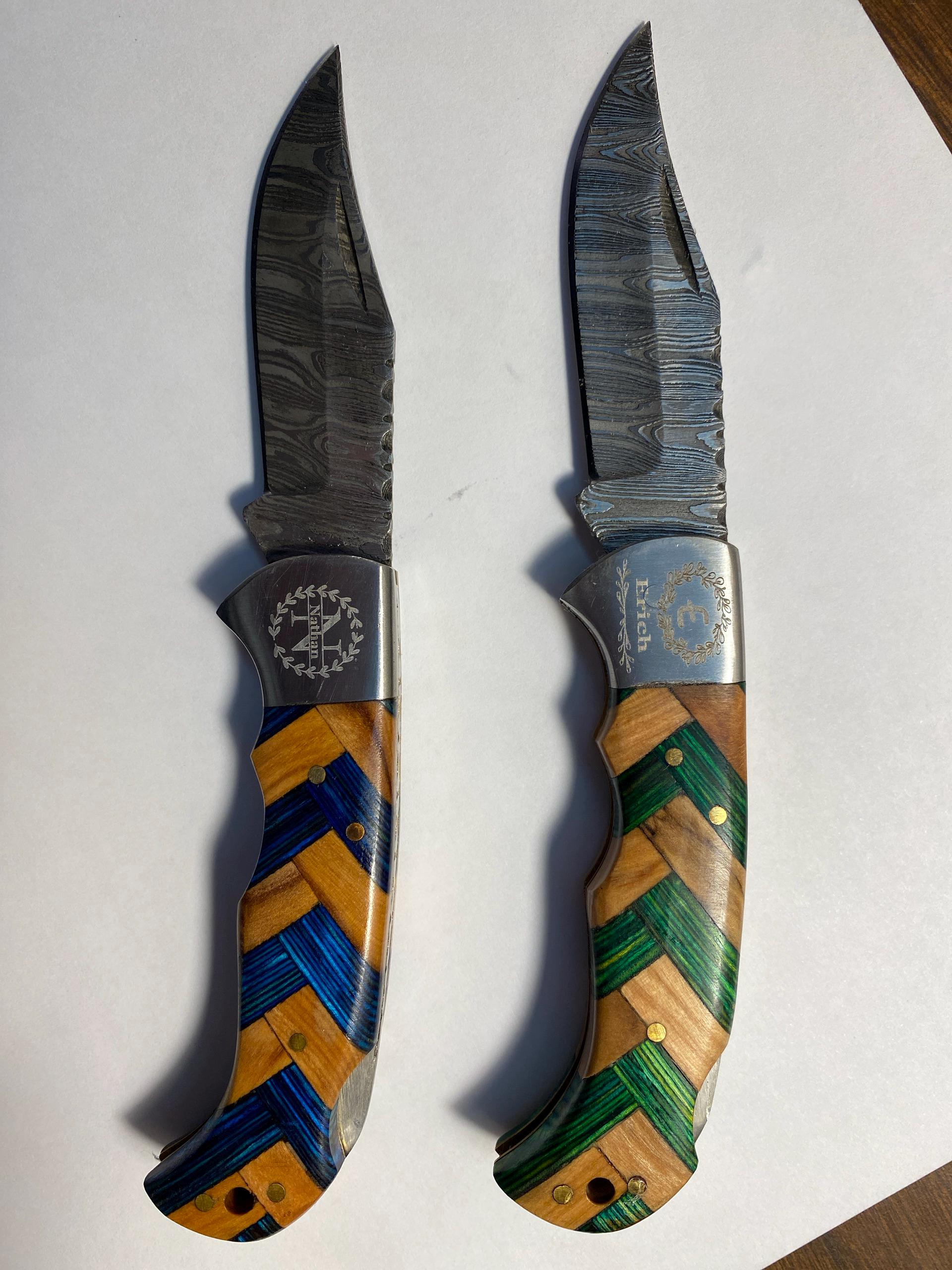 Handgemachtes Damast-Taschenmesser mit Olivenholzgriff, Geburtstagsgeschenk, Klappmesser, Bräutigamsmann-Geschenk, Jahrestag, Hochzeit, personalisiertes Geschenk für Männer