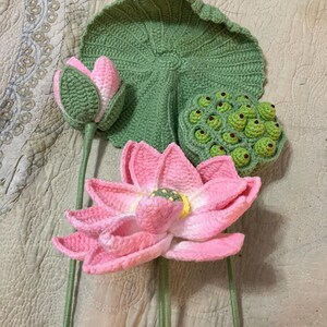 完成したかぎ針編みの蓮の花束、葉付きかぎ針編みの蓮の花、かぎ針編み