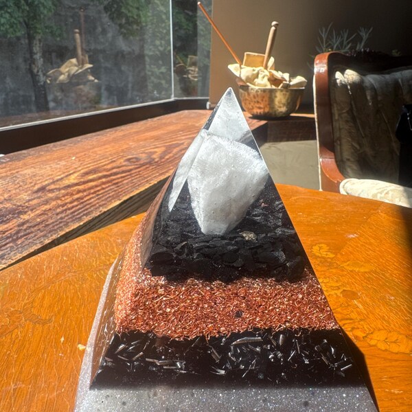 Grande Piramide Di Shungite Con Fiore Della Vita - 8.5cm Per Protezione EMF E Grounding